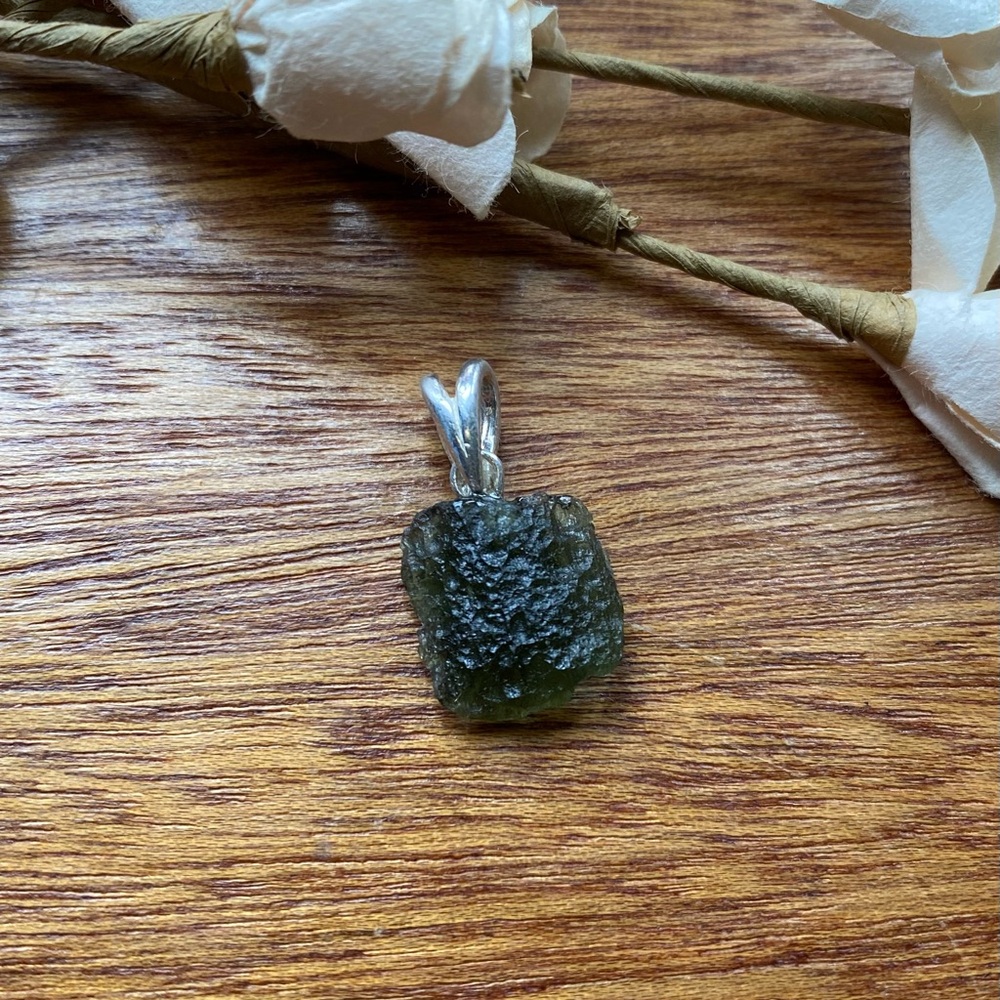 Elegant Green Pendant Necklace